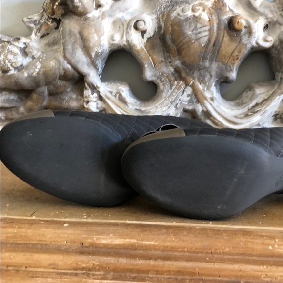 Channel quilted two tone heels - Picture 7 of 10